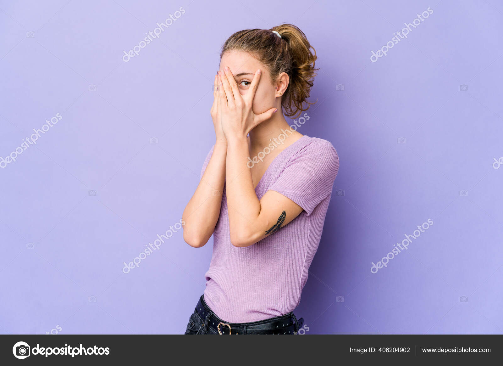 Joven Mujer Caucasica Sobre Fondo Purpura Parpadear Traves Los Dedos Fotografia De Stock C Asierromerocarballo 406204902 Depositphotos