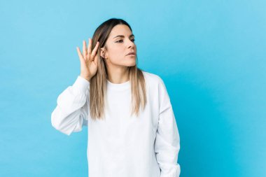 Kafkasyalı genç bir kadın bir dedikoduyu dinlemeye çalışıyor..