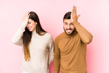 Kafkasyalı genç çift bir şeyi unutuyor. Alnına avuç içiyle vurup gözlerini kapatıyorlar..