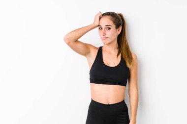 Beyaz arka planda poz veren beyaz tenli genç kadın şok geçiriyordu. Önemli bir toplantıyı hatırladı..