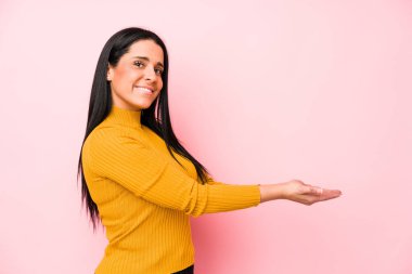 Pembe arka planda izole edilmiş beyaz bir kadın. Elinde bir fotokopi odası var..