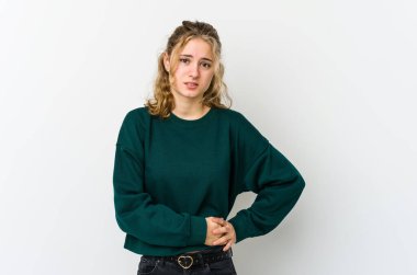 Beyaz sırtlı beyaz bir kadın karaciğer ağrısı çekiyor, karnı ağrıyor..