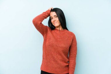 Mavi arka planda izole edilmiş genç beyaz kadın şok geçiriyordu. Önemli bir toplantıyı hatırladı..