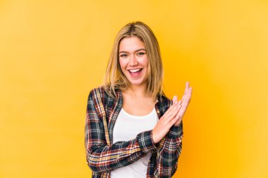 Sarışın, beyaz bir kadın kendini soyutlamış enerjik ve rahat hissediyor, ellerini ovuşturuyor..