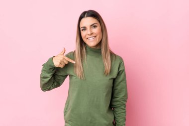 Kafkasyalı genç bir kadın, gömlek fotokopi odasını elle işaret eden, gururlu ve kendinden emin birini izole etti.