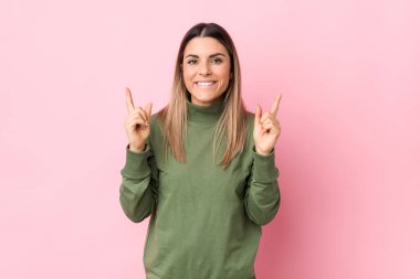 Kafkasyalı genç bir kadın iki ön parmağı da boş bir alan gösteriyor..