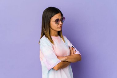 Mor arka planda izole edilmiş genç hippi kadın şüpheli, belirsiz, seni muayene ediyor..