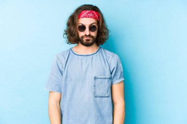 Genç, uzun saçlı, festival kıyafeti giyen hippi görünüşlü, kafası karışmış, kuşkulu ve kendinden emin olmayan bir adam..