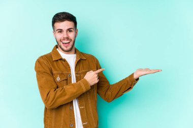 Genç yakışıklı adam, elinde bir fotokopi odası tutarken heyecanlanıyor..