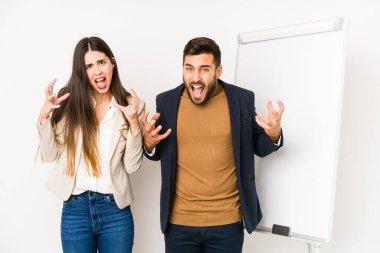 Kafkasyalı genç bir çift öfkeyle bağırıyor..