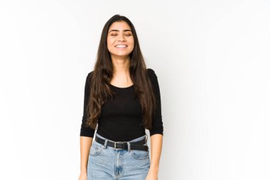 Mor arka planda izole edilmiş genç Hintli kadın gülüyor ve gözlerini kapıyor, rahatlamış ve mutlu hissediyor..