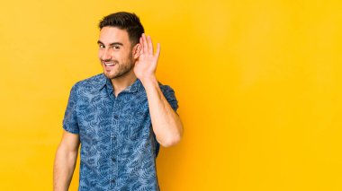 Kafkasyalı genç adam sarı fırında izole edilmiş bir şekilde bir dedikoduyu dinlemeye çalışıyor..