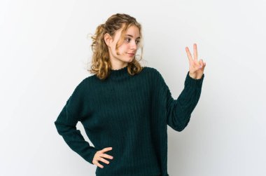 Beyaz sırtlı beyaz kadın neşeli ve kaygısız parmaklarıyla barış sembolü gösteriyor..