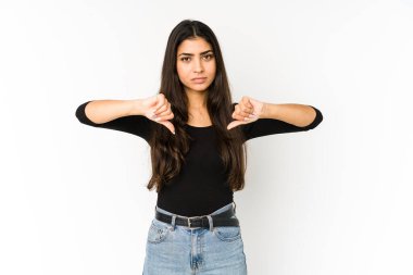 Mor arka planda izole edilmiş genç Hintli kadın hoşlanmadığı bir jest gösteriyor. Anlaşmazlık konsepti.