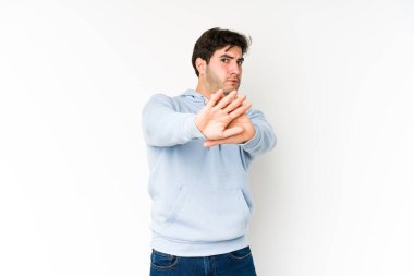 Beyaz arka planda izole edilmiş genç bir adam elini uzatmış, dur işareti göstererek seni engelliyor..