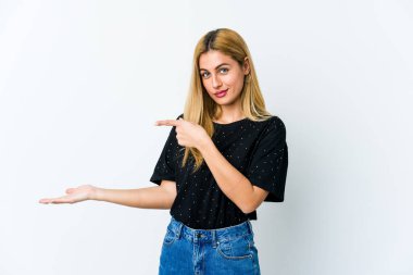 Beyaz arka planda izole edilmiş genç sarışın kadın..