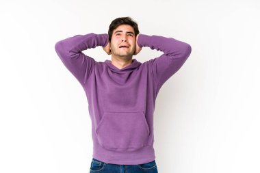 Genç adam beyaz arka planda öfkeyle bağırıyor..