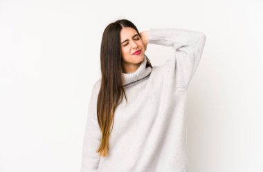 Beyaz arka planda izole edilmiş beyaz bir beyaz kadın sabit yaşam tarzından dolayı boyun ağrısı çekiyor..