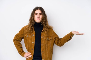 Uzun saçlı adam avuçta fotokopi alanı gösteriyor ve belinde bir el daha tutuyor..