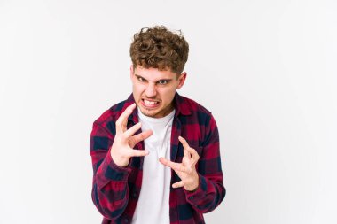 Sarışın, kıvırcık saçlı, beyaz tenli yalnız bir adam gergin elleriyle çığlık atıyor..