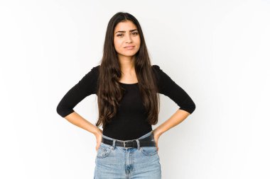 Mor arka planda izole edilmiş genç Hintli kadın üzgün, ciddi yüz, mutsuz ve hoşnutsuz hissediyor.