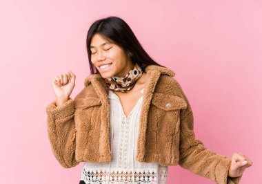 Genç Asyalı kadın dans ediyor ve eğleniyor..