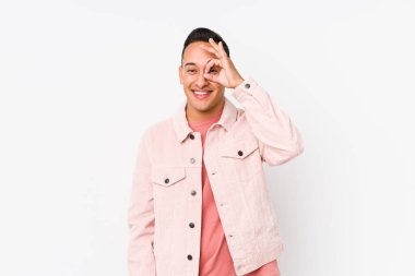 Genç Latin adam yalnız poz veriyor. Heyecanlı..