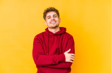  Mutlu ve kendinden emin gülümsüyor, elleriyle çeneye dokunuyor..