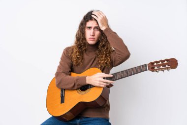 Gitar çalan beyaz bir genç şoka uğramış, önemli bir buluşmayı hatırladı..