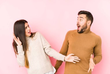 Kafkasyalı genç çift, yaklaşan bir tehlike nedeniyle şok geçiriyorlar.