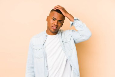 Latin kökenli genç adam, bej arka planda izole edilmişti. Şok olmuştu. Önemli bir buluşmayı hatırladı..