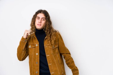 Uzun saçlı adam yalnız dans ediyor ve eğleniyor..