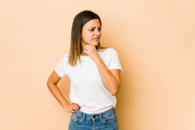 Bej arka planda izole edilmiş genç bir kadın virüs veya enfeksiyon nedeniyle boğaz ağrısı çekiyor..