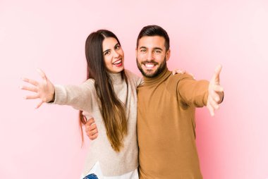 Kafkasyalı genç çift kameraya sarıldığı için kendinden emin..