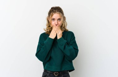 Beyaz arka plandaki genç beyaz kadın bir plan kuruyor, bir fikir kuruyor..