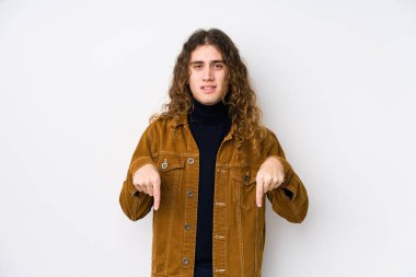 Uzun saçlı adam izole noktaları parmaklarıyla aşağıya doğru gösteriyor, olumlu bir his..