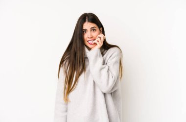 Beyaz arka planda izole edilmiş, tırnak yiyen, gergin ve endişeli bir beyaz kadın..