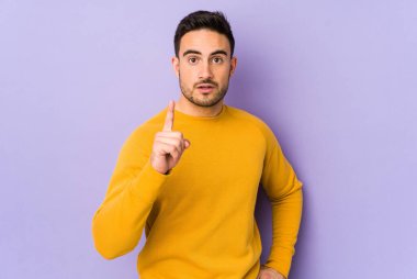 Mor arka planda soyutlanmış genç beyaz bir adamın bir fikri, ilham konsepti var..