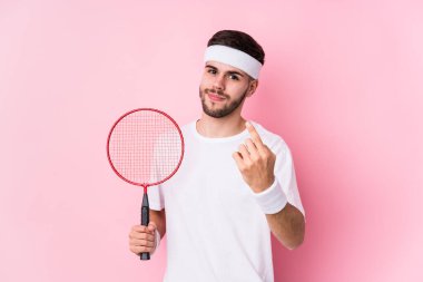 Badminton oynayan beyaz bir adam kendini izole edip seni işaret ediyor. Sanki davet ediyormuş gibi..