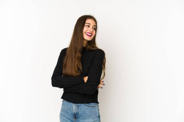 Beyaz arka planda soyutlanmış beyaz bir kadın kollarını kavuşturup gülümsüyor..