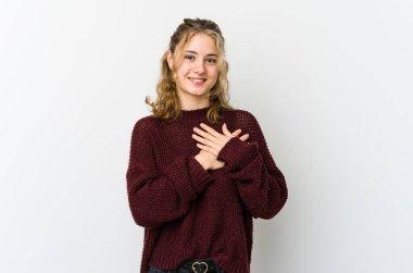 Beyaz sırtlı beyaz kadın, dost canlısı bir ifadeye sahip, avuçlarını göğsüne bastırıyor. Aşk konsepti.