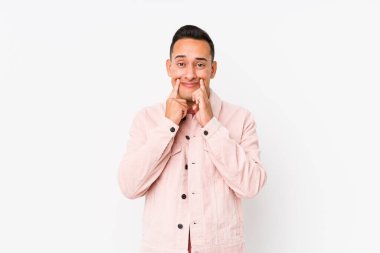 Genç latin adam iki seçenek arasında kuşkuyla poz veriyor..