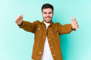 Genç yakışıklı adam kameraya sarıldığı için kendinden emin hissediyor..