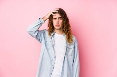 Uzun saçlı adam şok olmuş gibi davranıyor. Önemli bir buluşmayı hatırladı..