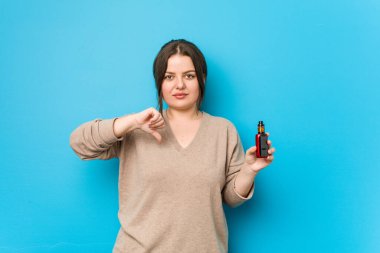 Buharlaştırıcı tutan genç, kıvrımlı bir kadın hoşlanmadığı bir hareket sergiliyor, kabul etmiyor. Anlaşmazlık konsepti.