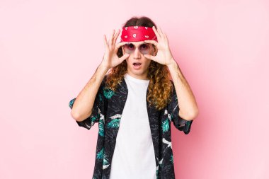 Genç beyaz tenli izole bir adam, bir başarı fırsatı bulmak için gözlerini açık tutuyor..