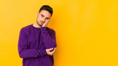 Sarı fırında izole edilmiş genç beyaz adam sıkılmış, yorgun ve dinlenmeye ihtiyacı var..