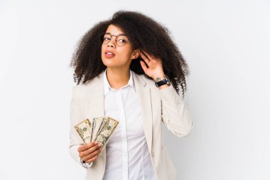 Kredi kartı tutan genç afro iş kadını, genç afro iş kadınını bir dedikoduyu dinlemek için kredi kartı tutarken izole etti..