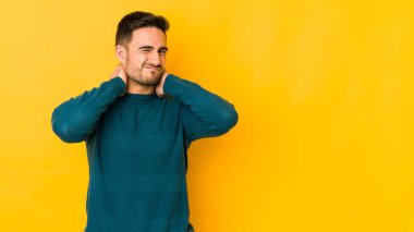 Kafkasyalı genç adam sarı fırında izole edilmiş, sabit yaşam tarzından dolayı boyun ağrısı çekiyor..