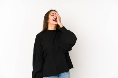 Beyaz arka planda izole edilmiş genç beyaz kadın gülüyor, kaygısız, doğal duygu..